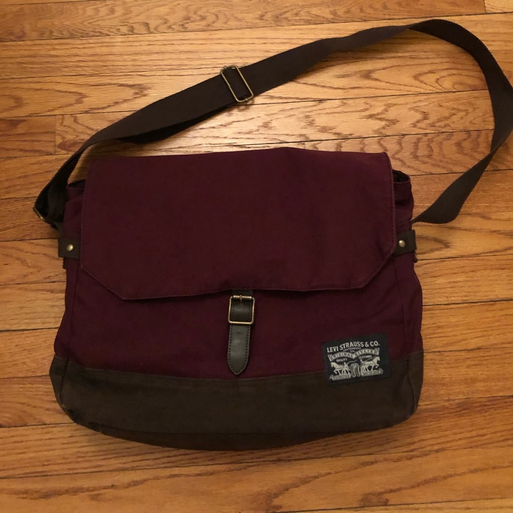 Levi’s messenger bag